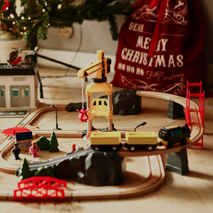 Træjernbane, batteridrevet tog - By: spor, biler, bro, lufthavn