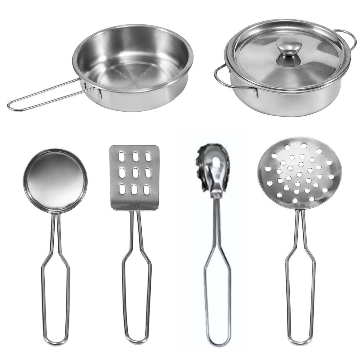 Hvidt køkken i træ med tilbehør og forklæde