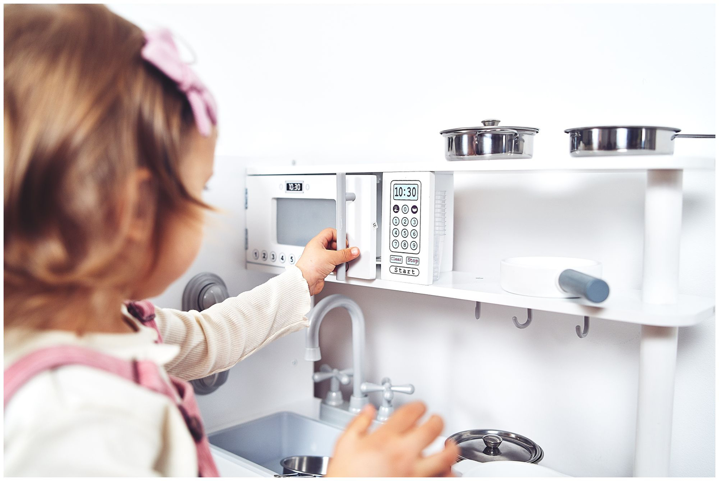 Stort hvidt køkkentilbehør og forklæde i træ