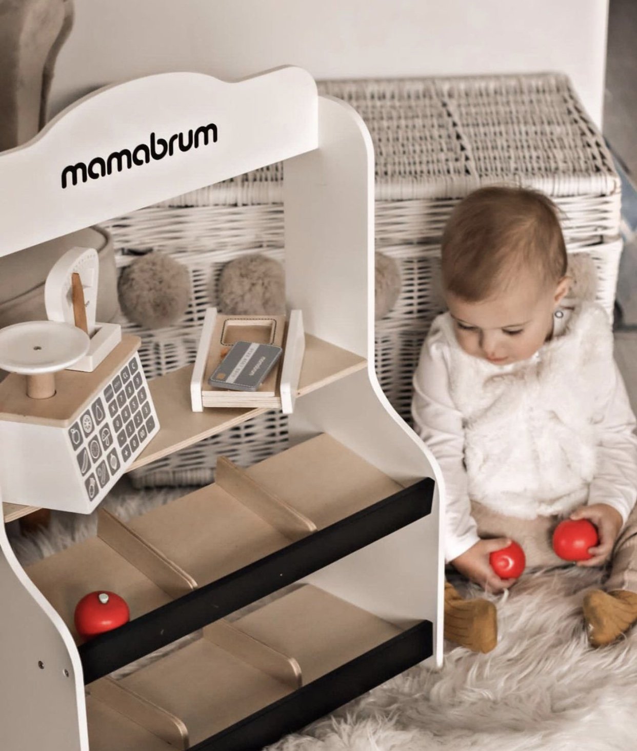 Minimarked - butik med vægte, terminal, betalingskort og frugt