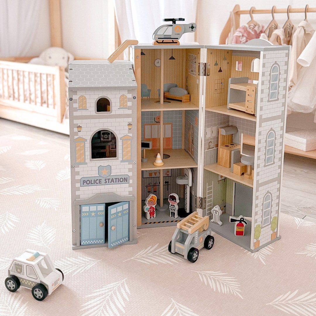 Stor sammenklappelig brandstation med politistation - sæt i træ. Brandstation og politistation med tilbehør.