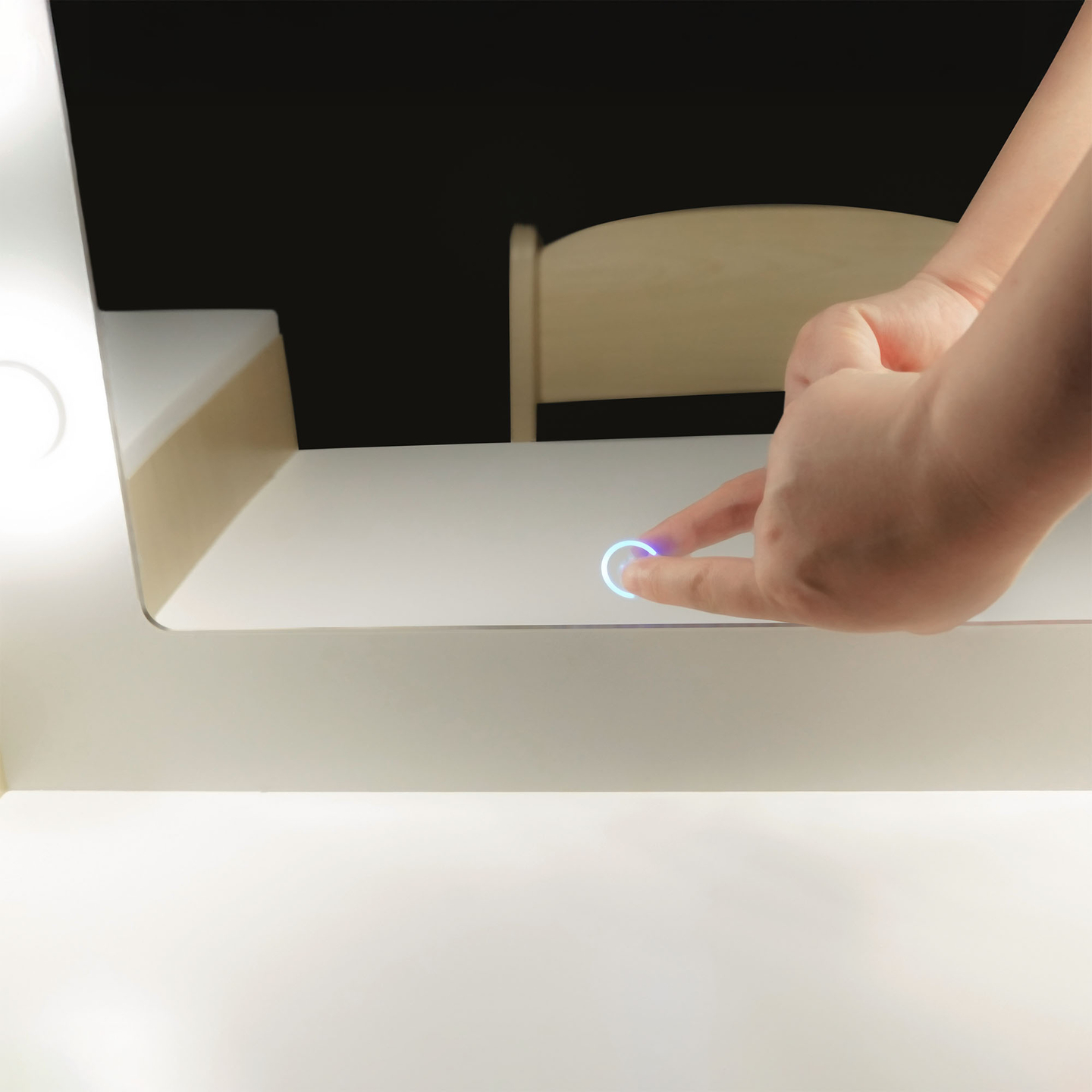 Børnepuslebord i træ med stol, tilbehør og LED-belysning