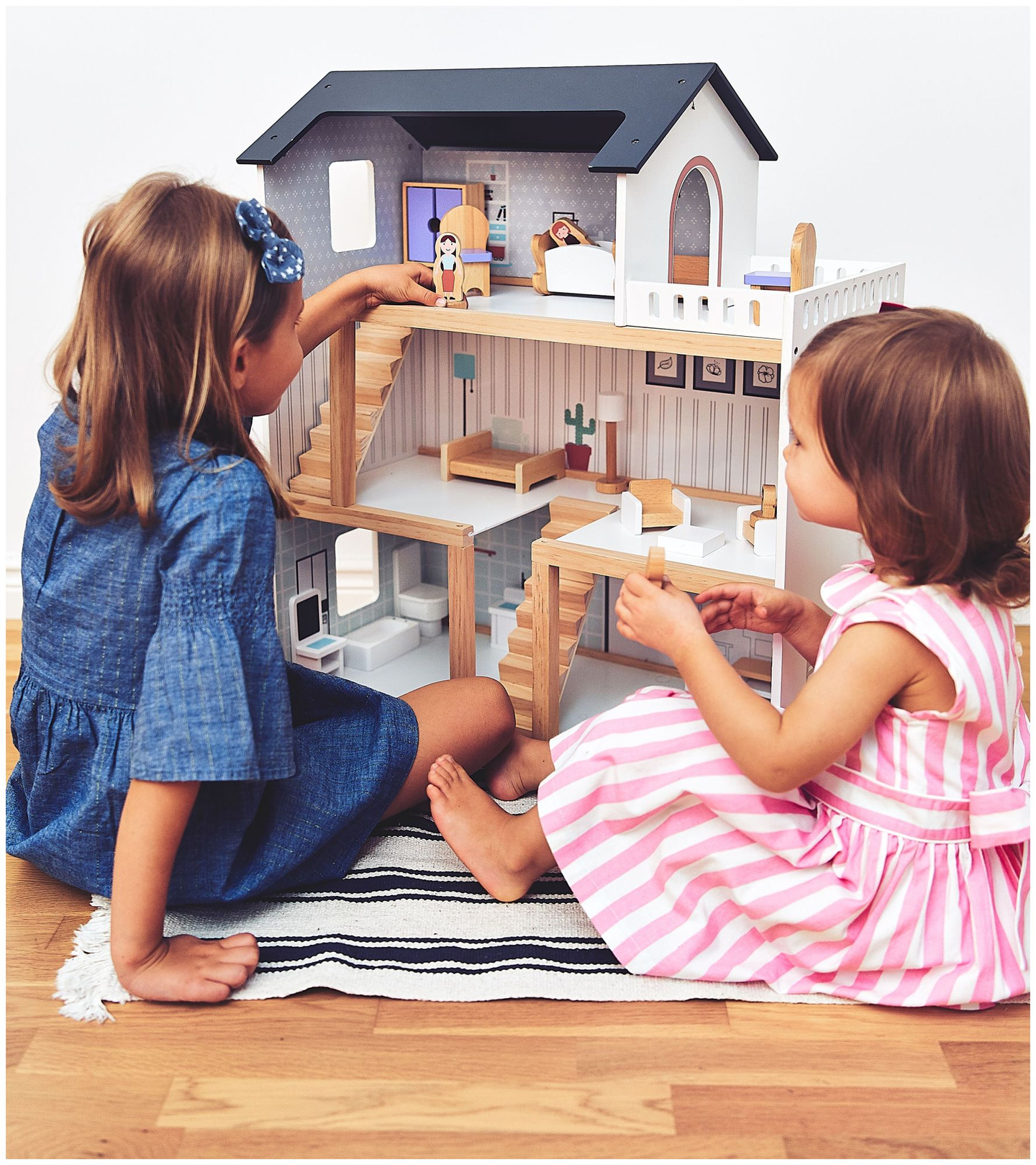 Hvidt dukkehus i træ med tilbehør 18 stk.