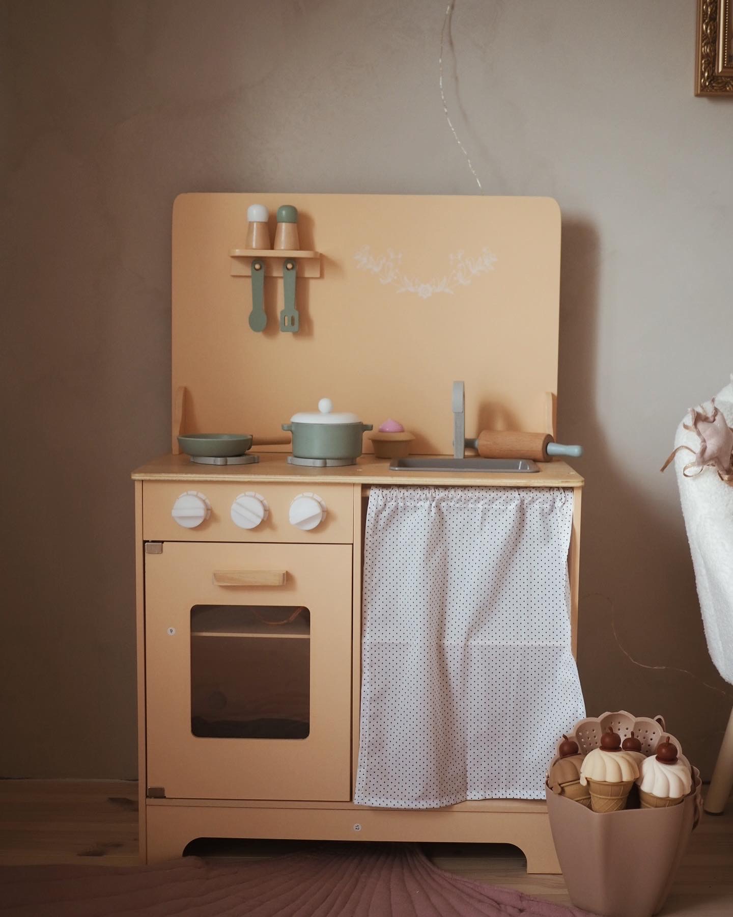 Trækøkken med forklæde, tilbehør og LED-belysning