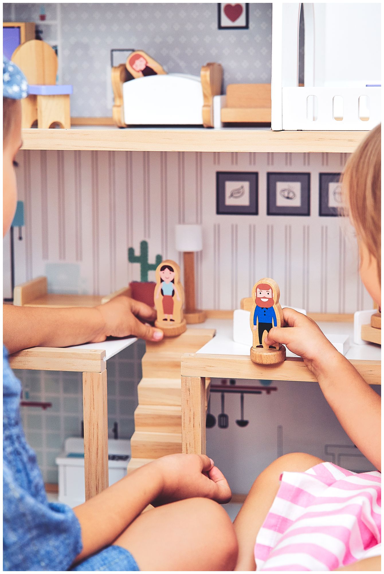 Hvidt dukkehus i træ med tilbehør 18 stk.