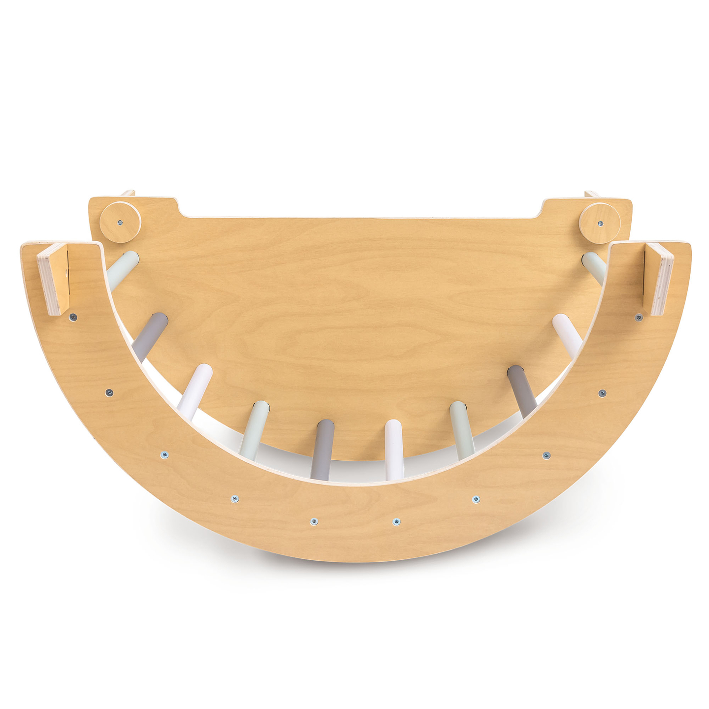 Indendørs trælegeplads til børn - klatrevæg, rutsjebane, klatrebue/vippe og Piklers trekant