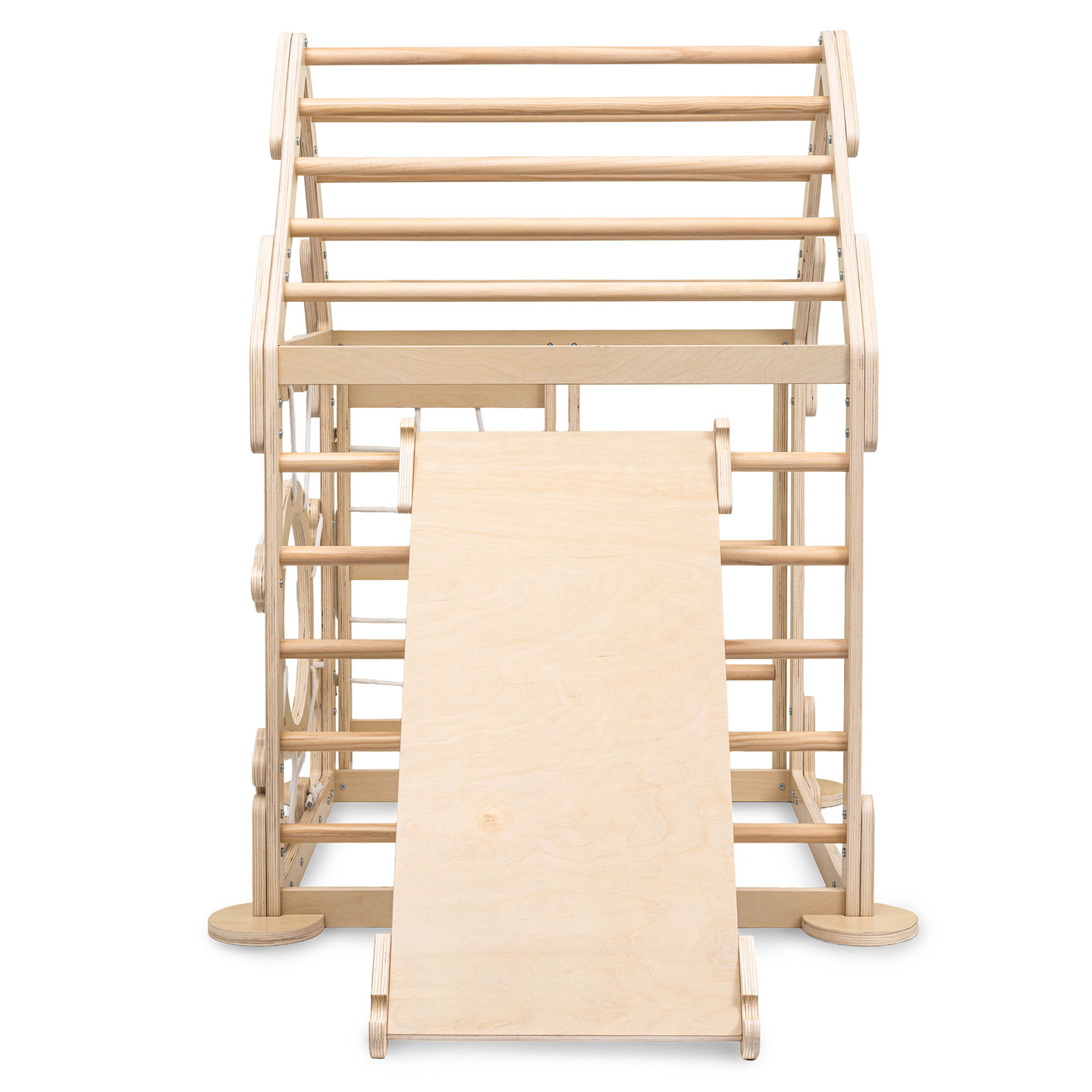 Indendørs trælegeplads til børn - et hus med stiger og rutsjebane