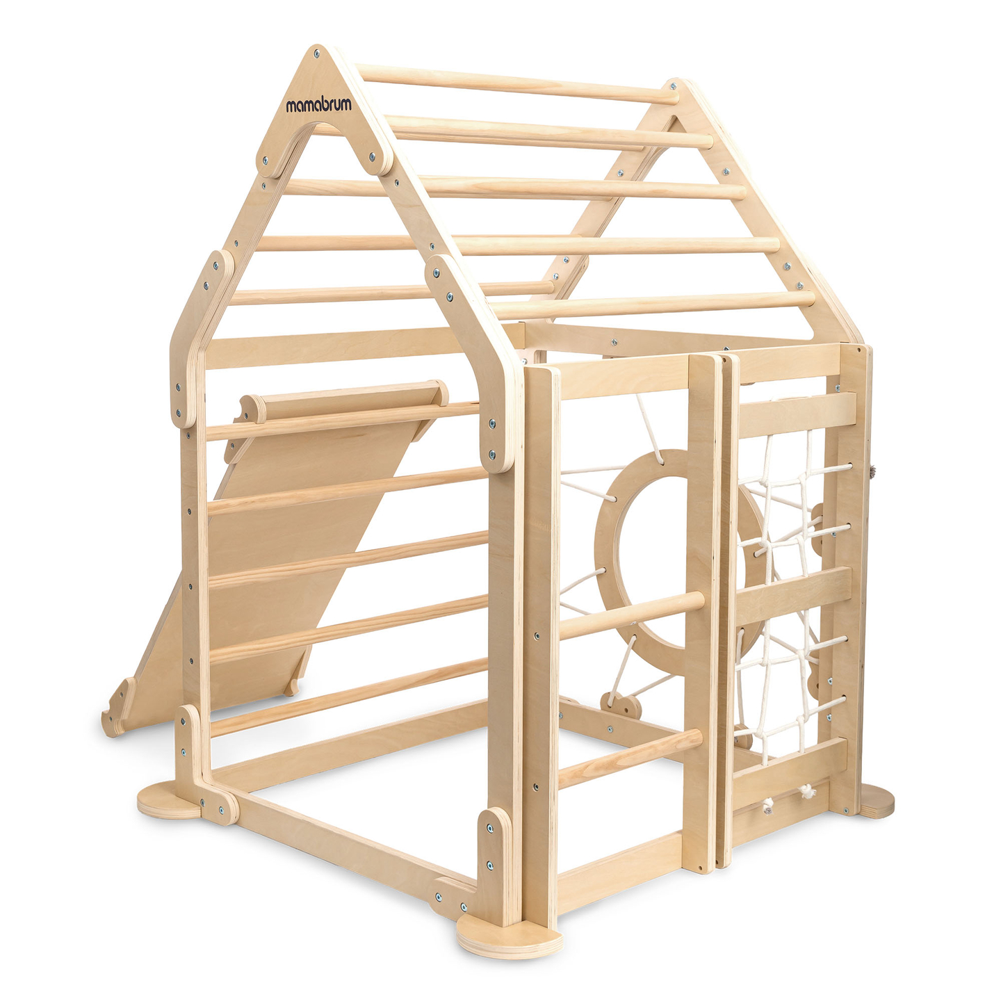 Indendørs trælegeplads til børn - et hus med stiger og rutsjebane