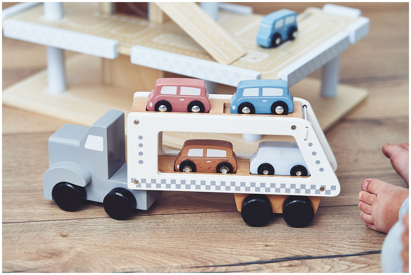 Trælastbil med 4 biler