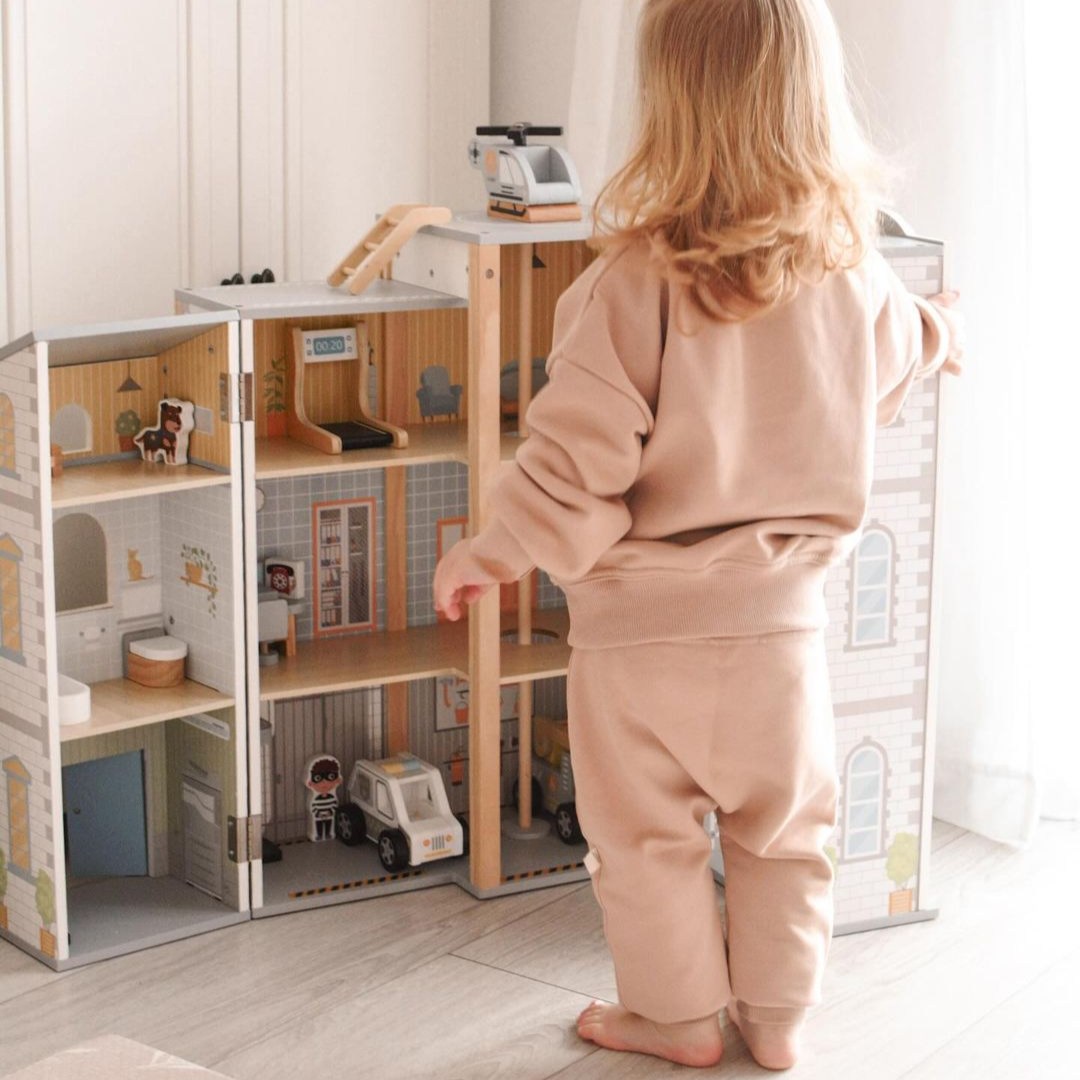 Stor sammenklappelig brandstation med politistation - sæt i træ. Brandstation og politistation med tilbehør.