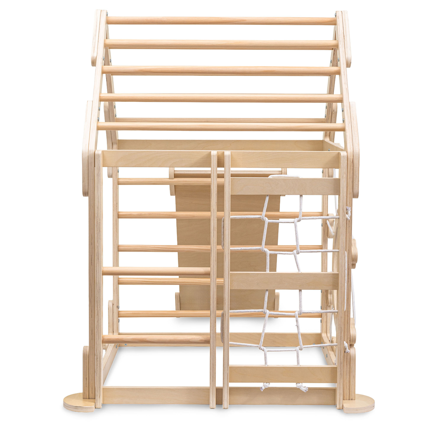 Indendørs trælegeplads til børn - et hus med stiger og rutsjebane