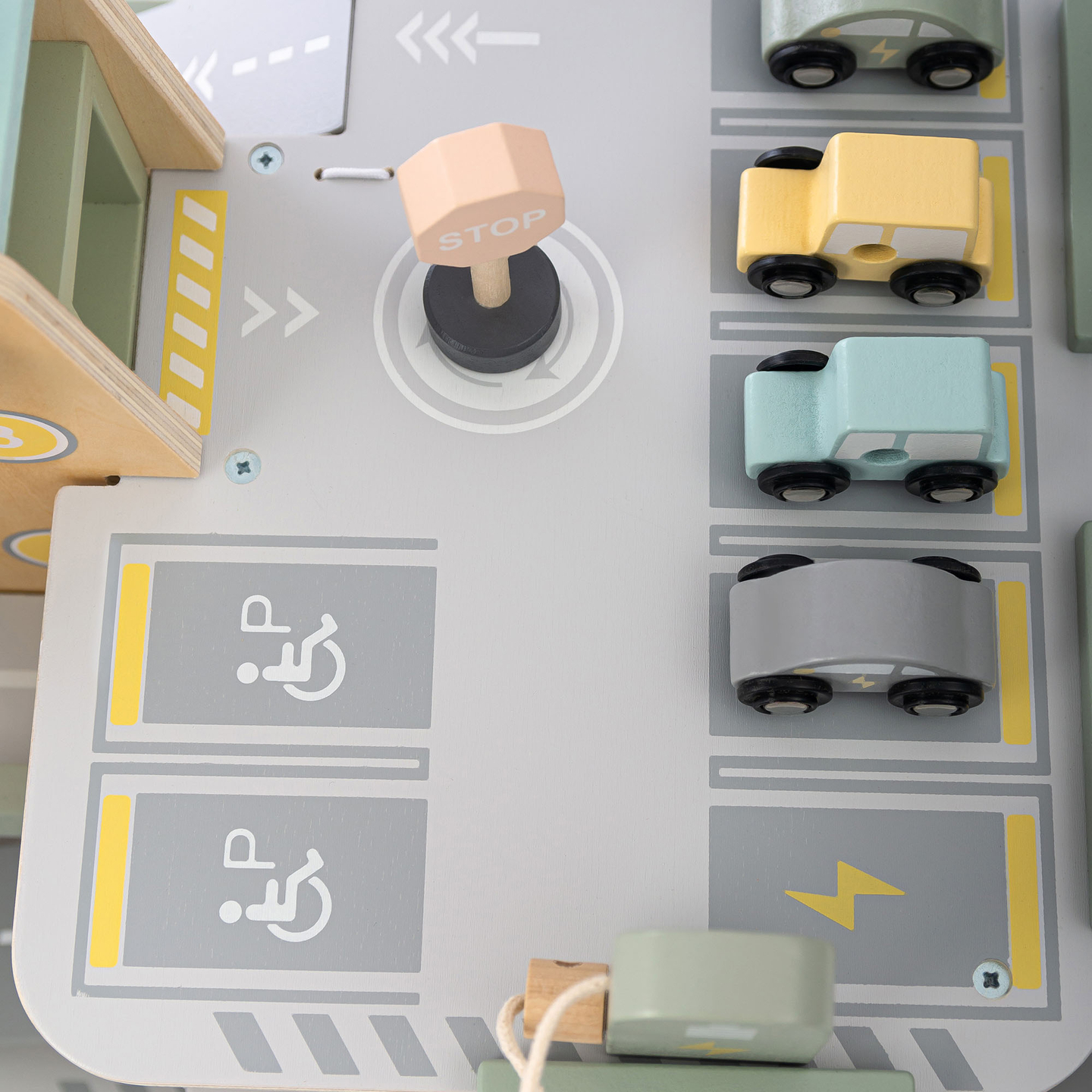 Trægarage i tre etager til børn med tilbehør – parkeringsplads, tankstation, bilvask, helikopter