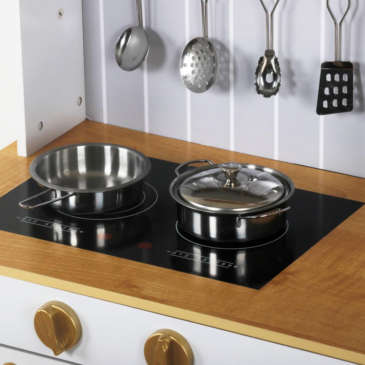 Hvidt køkken i træ med tilbehør og forklæde