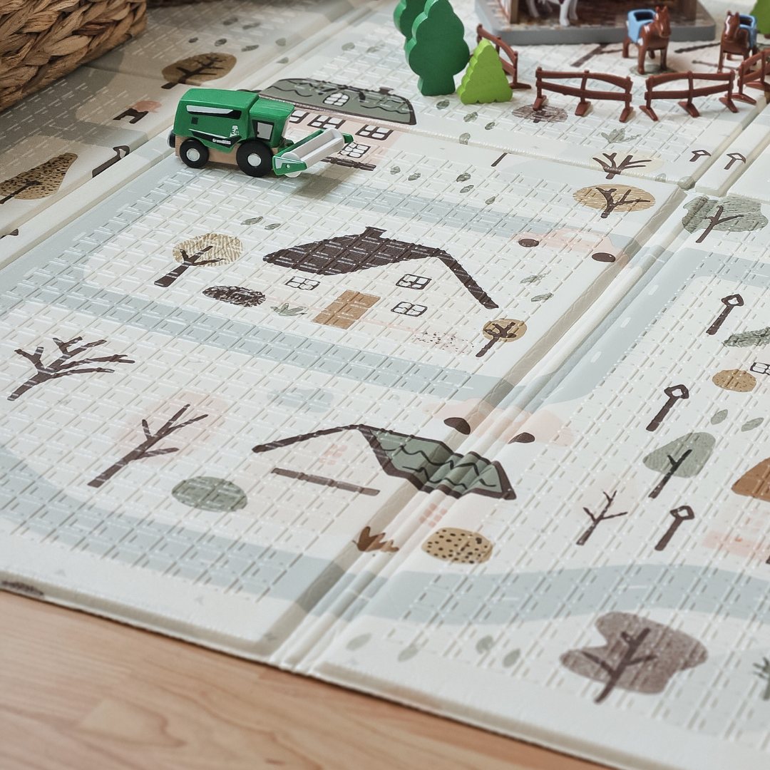 Dobbeltsidet foldbar skummåtte 180 x 120 x 1 cm - Charming Town/Sand Beige