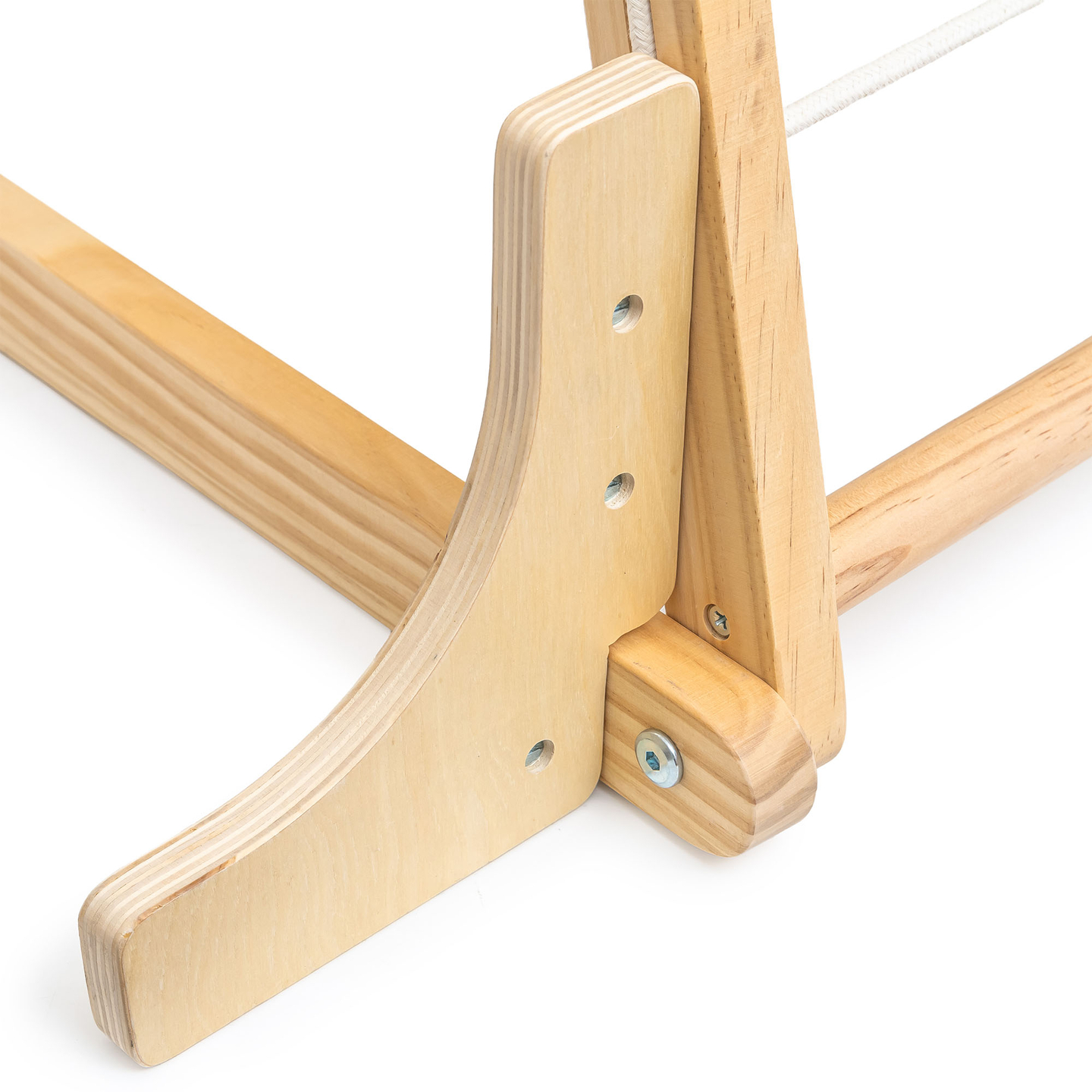 Indendørs legeplads i træ med gynge, gymnastikringe og klatrenet