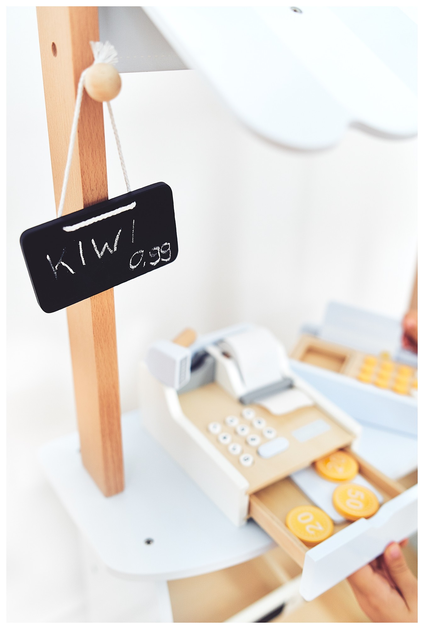 Grøntsagsbutik - træbod med kasser, kasseapparat og terminal