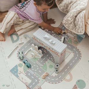 Magnetisk kuffert med racerbane, trækøretøjer og vejtilbehør