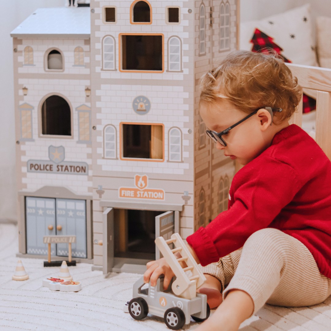 Stor sammenklappelig brandstation med politistation - sæt i træ. Brandstation og politistation med tilbehør.