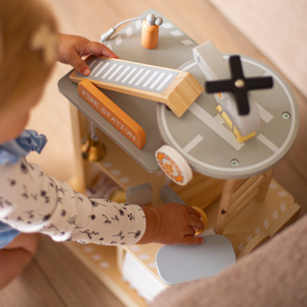 Brandstation i træ med tilbehør, brandvæsen