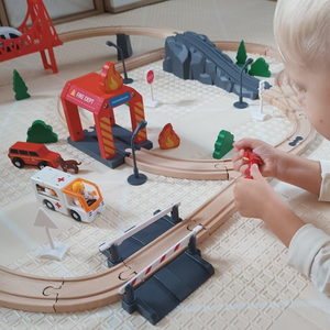 Træbane, batteridrevet tog - Brandvæsen, spor, biler, broer, barriere