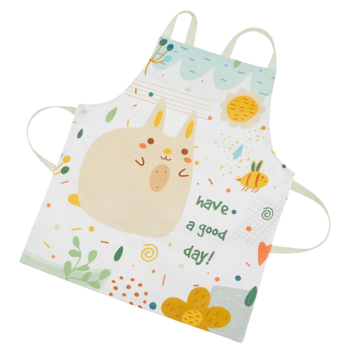 Hvidt køkken i træ med tilbehør og forklæde