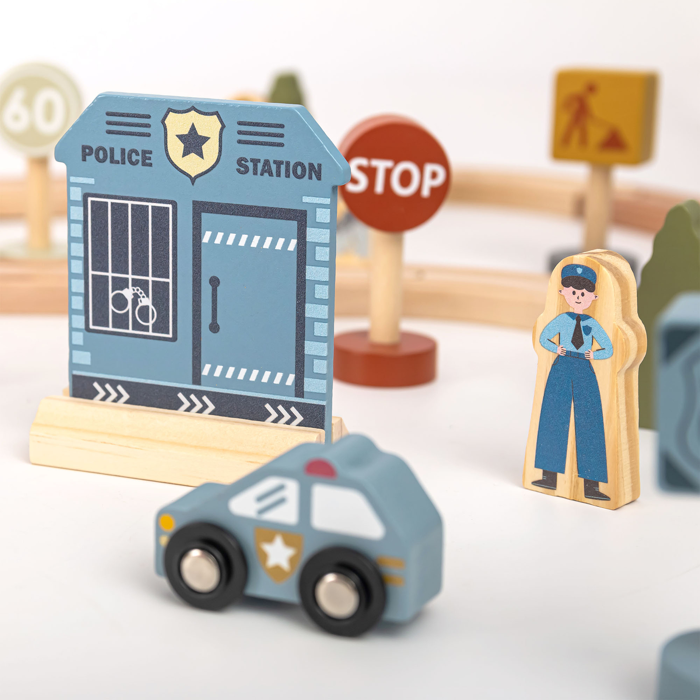 Træbane med elektrisk tog - flyttekran, skib, broer