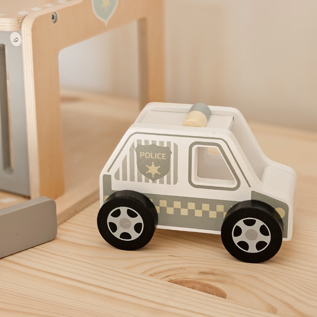 Politistation i træ med tilbehør