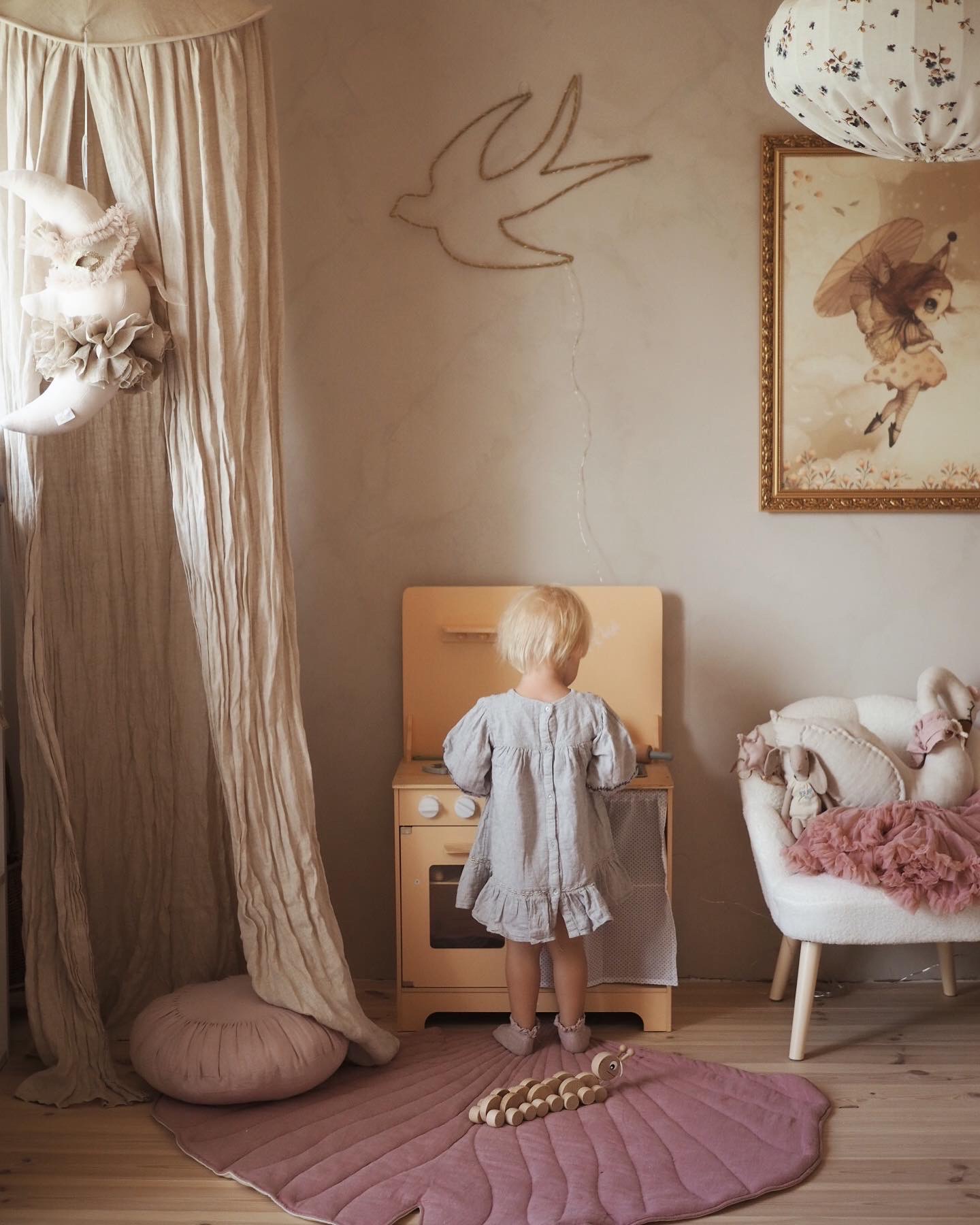 Trækøkken med forklæde, tilbehør og LED-belysning