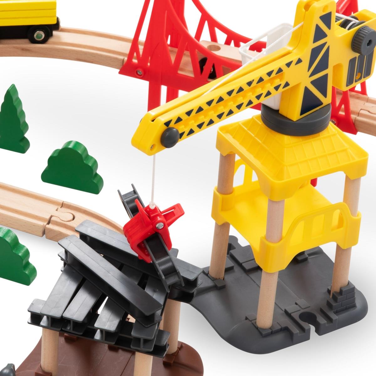 Træjernbane, batteridrevet tog - By: spor, biler, bro, lufthavn