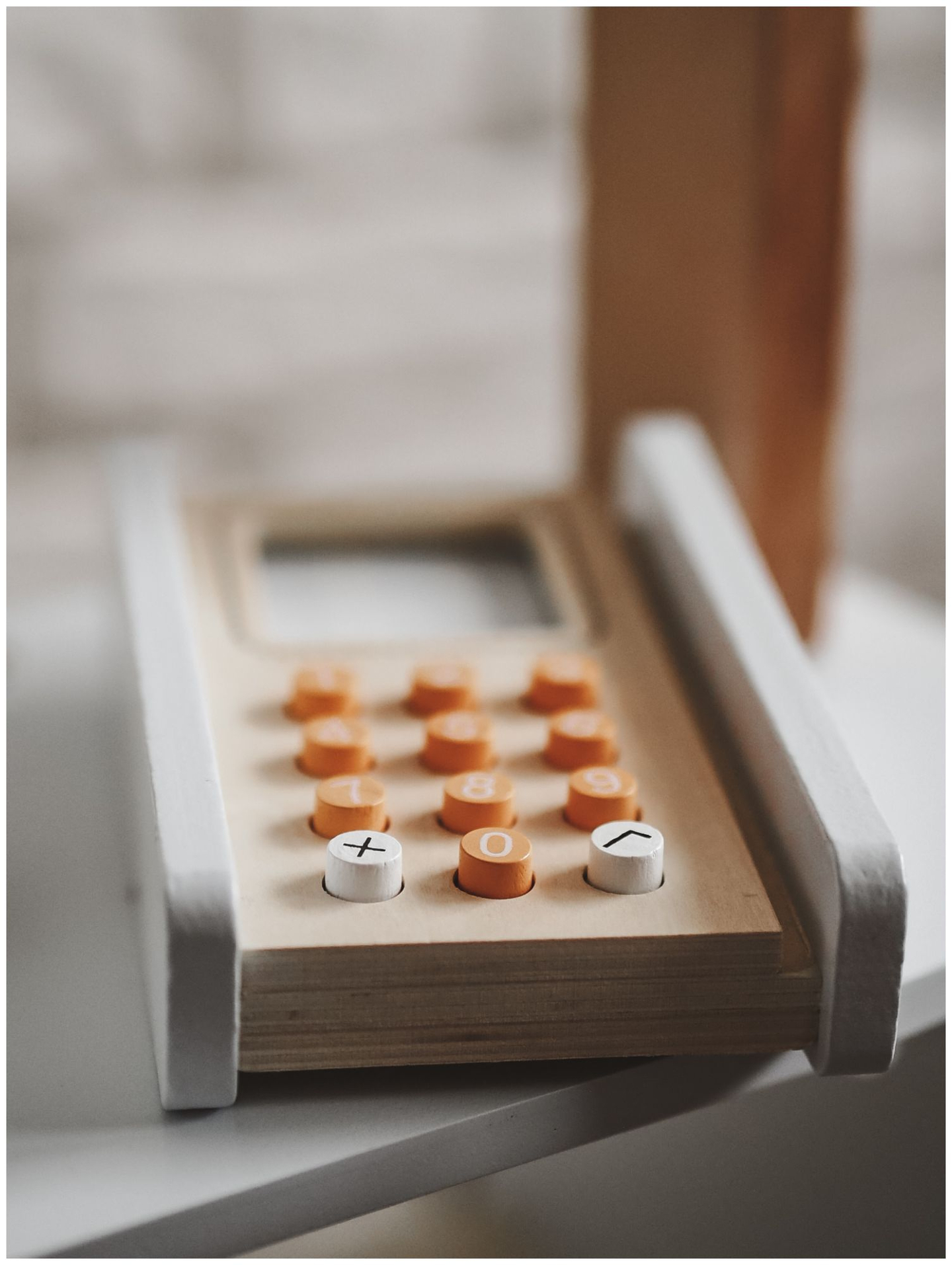 Grøntsagsbutik - træbod med kasser, kasseapparat og terminal