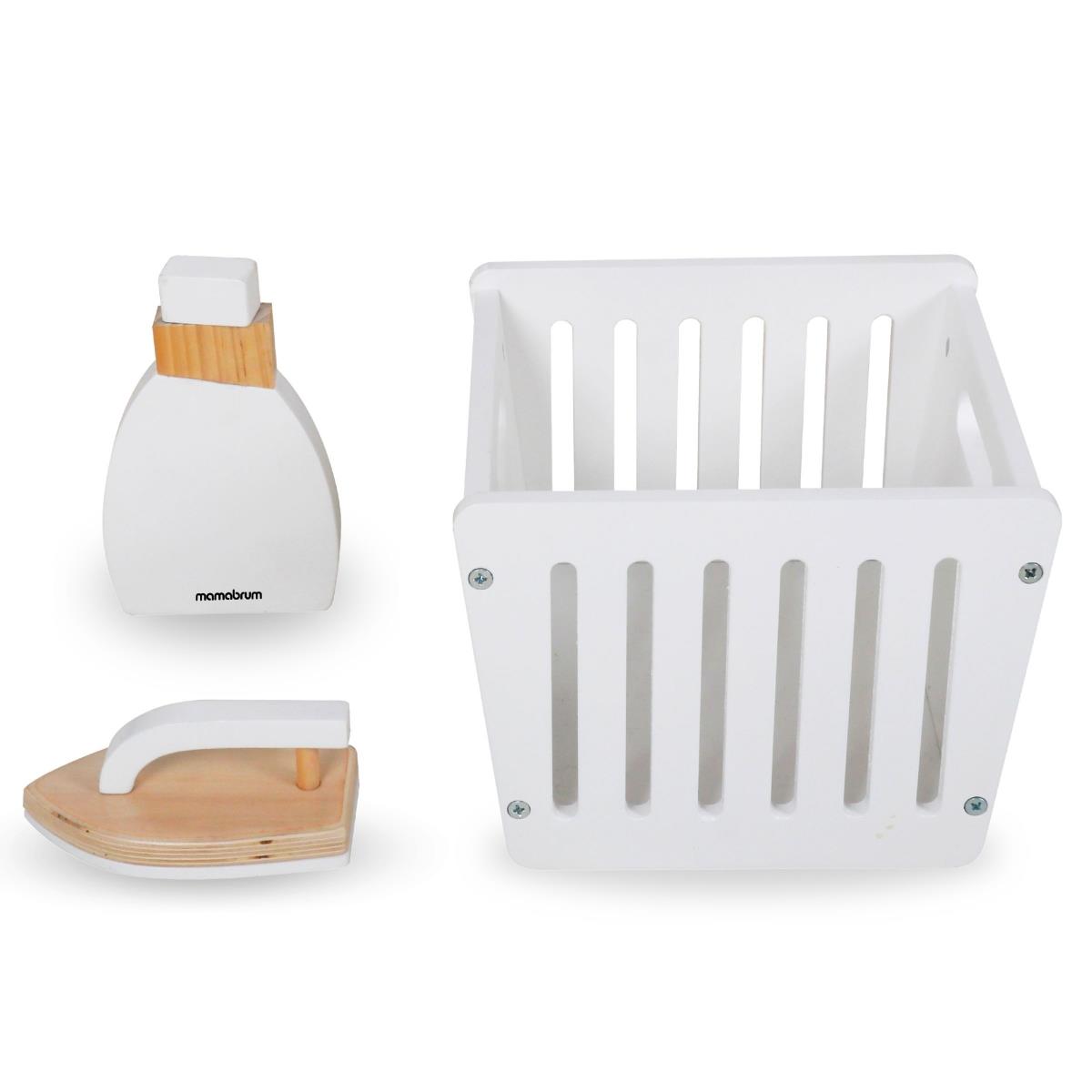 Vaskemaskine i træ med strygejern, kurv og vaskevæske