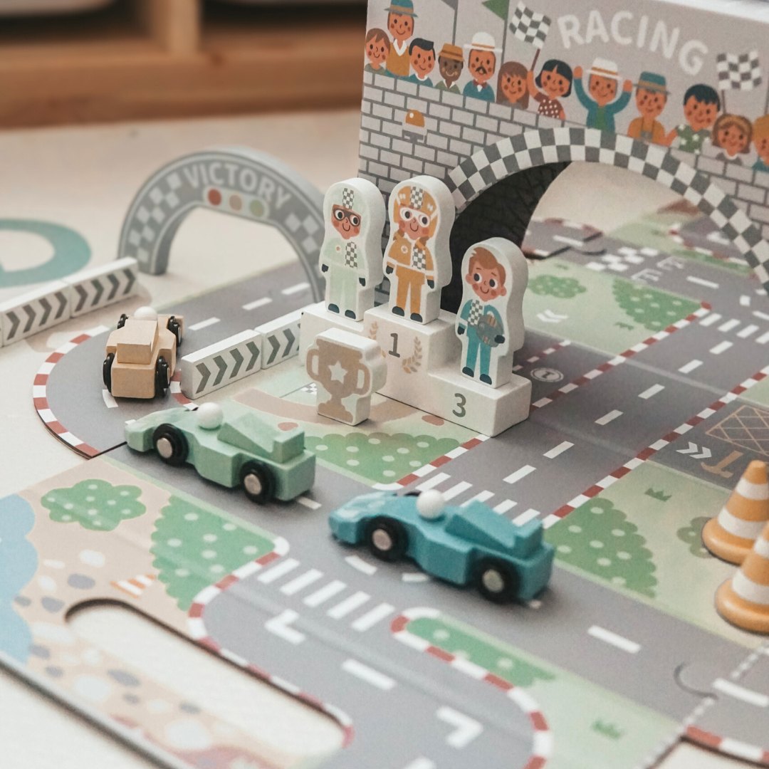 Magnetisk kuffert med racerbane, trækøretøjer og vejtilbehør