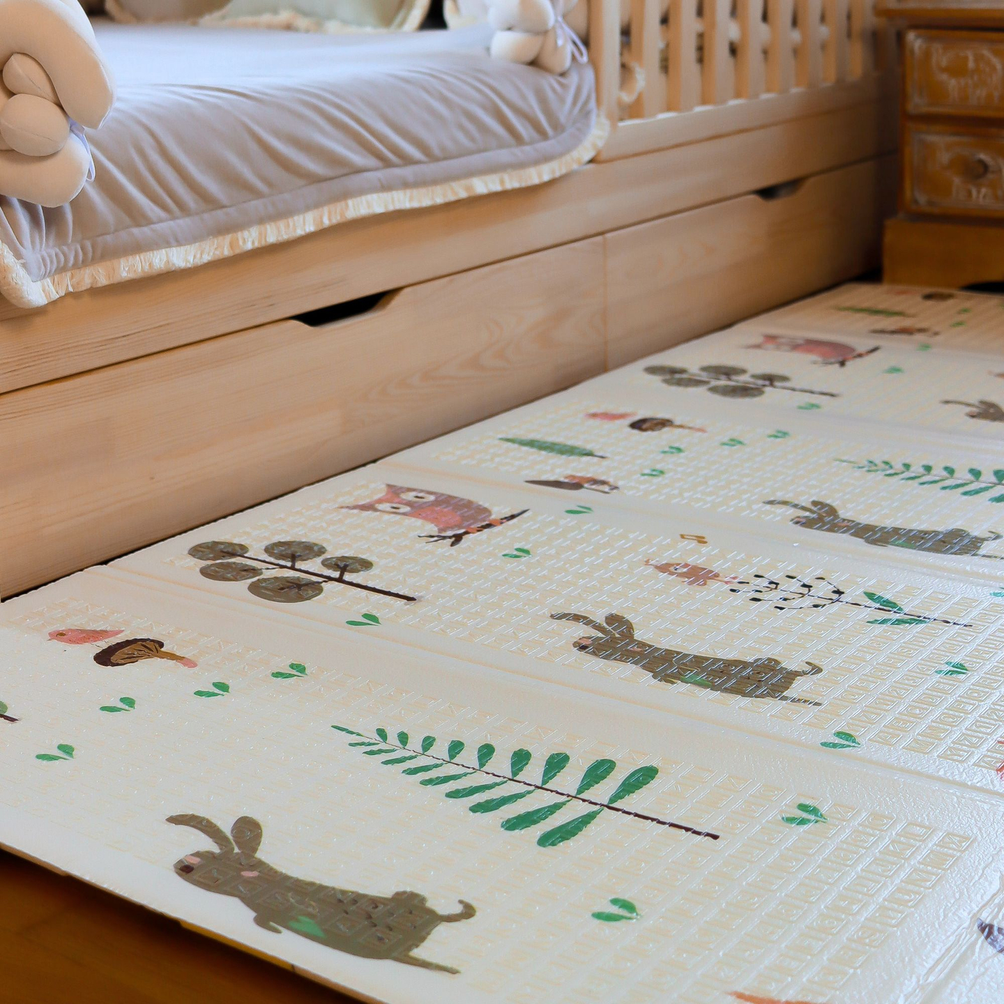 Dobbeltsidet skummåtte XXL - sammenfoldelig 1 CM (skov med bamse og heste)