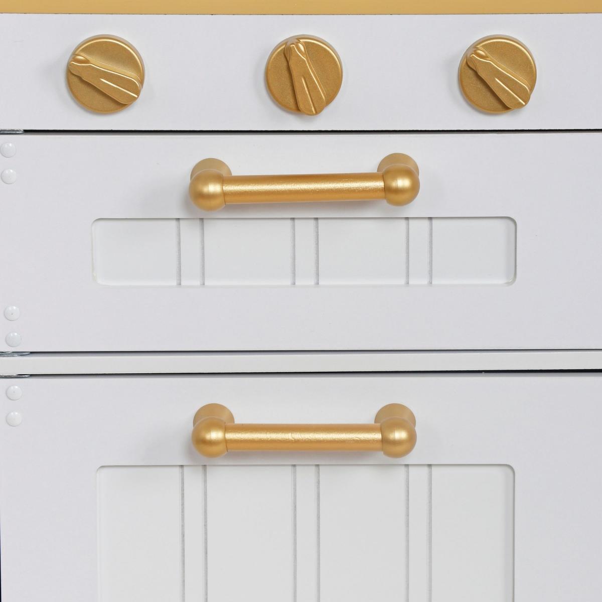 Hvidt køkken i træ med tilbehør og forklæde