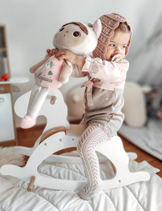 Gyngehest i træ - hvid - fra 12 måneder.