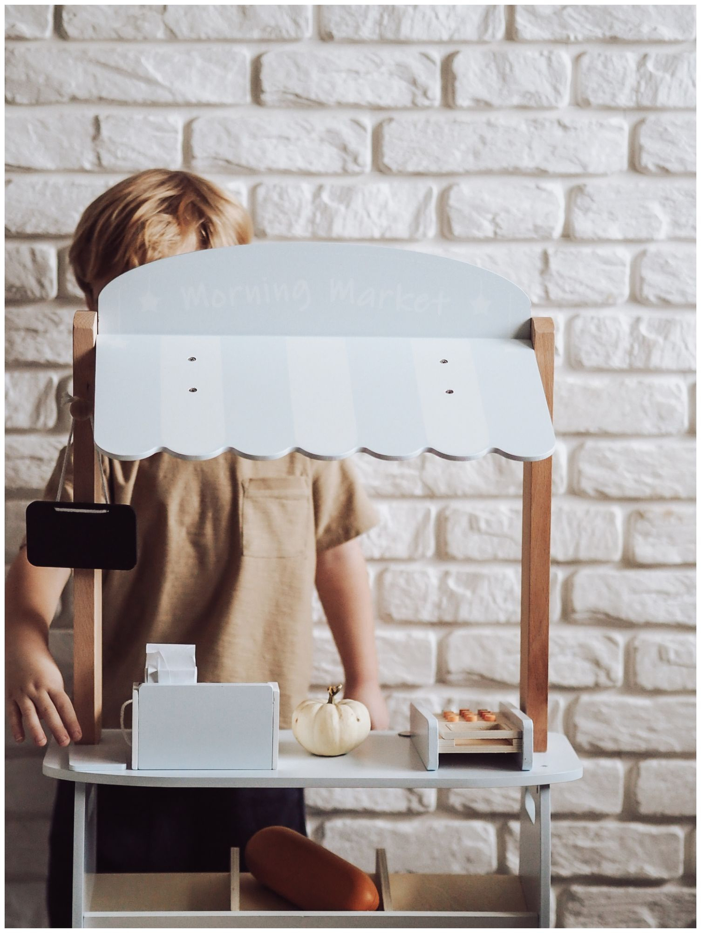 Grøntsagsbutik - træbod med kasser, kasseapparat og terminal