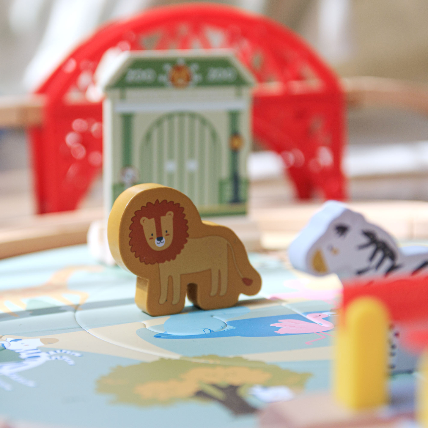 Trætog i ZOO – puslespil, tog, skinner, dyr, bro, barriere