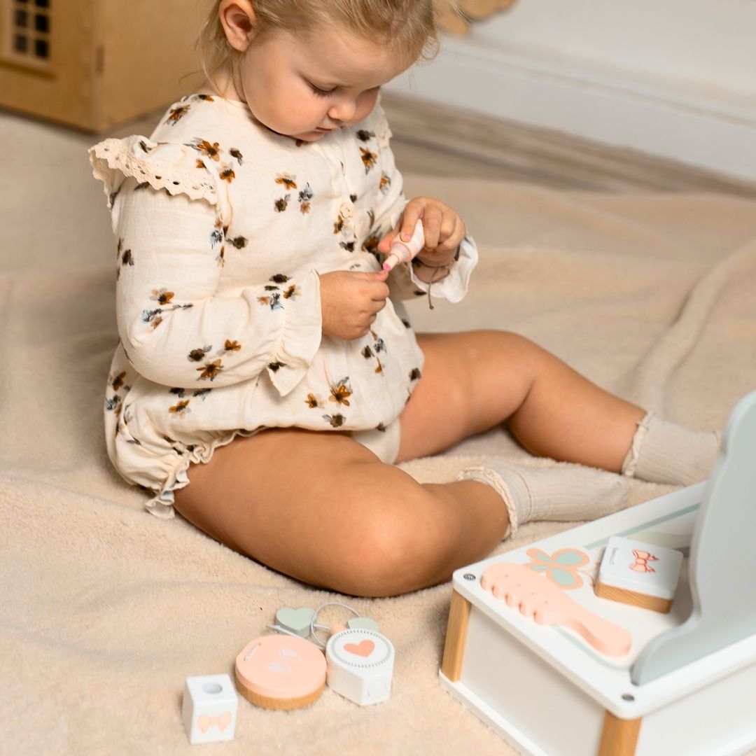 Børnefrisørbord i træ med tilbehør