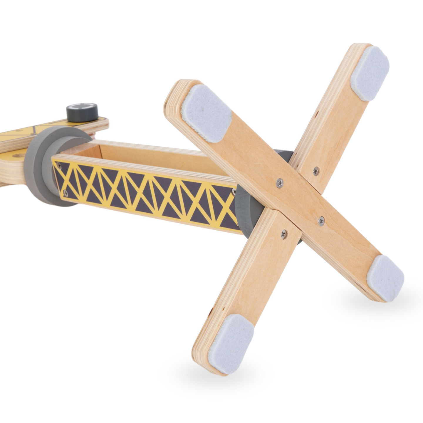 Byggeplads i træ med stor mobilkran og køretøjer, tårnkran