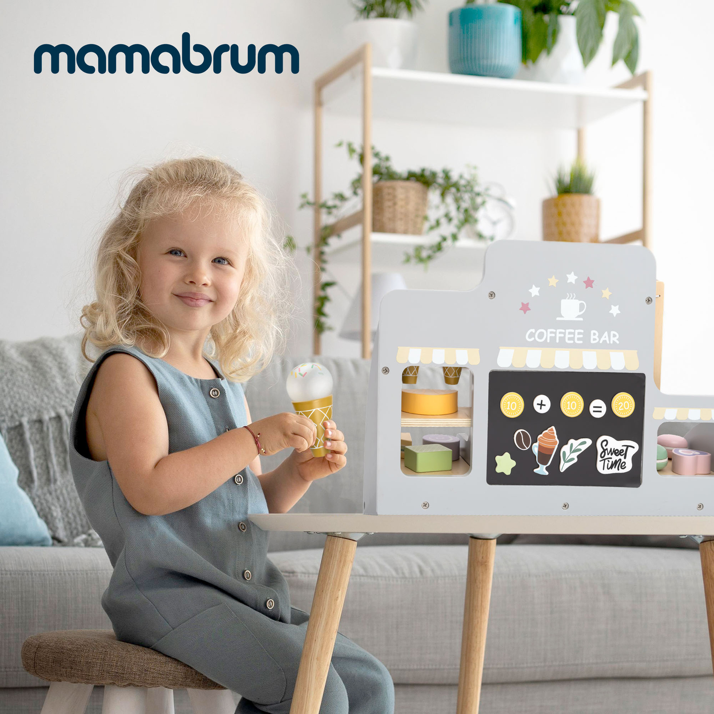 En stor isbar i træ med magnettavle, kaffemaskine og is- og dessertsæt - over 70 dele!