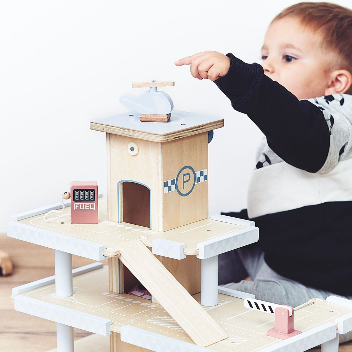 Træparkering i tre etager med elevator - garage med biler og helikopter