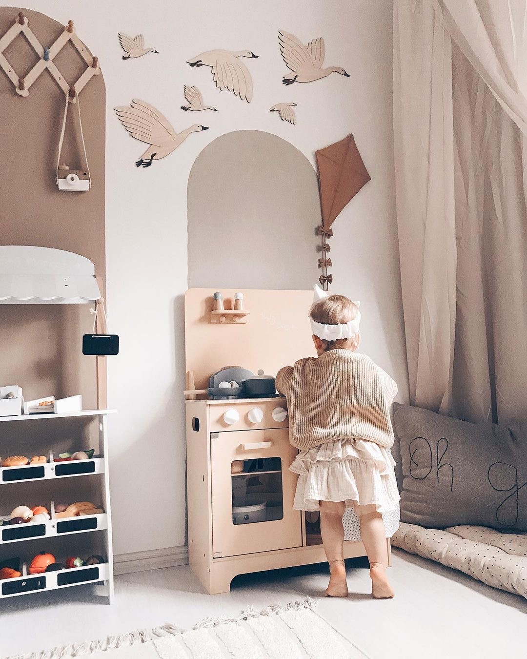 Trækøkken med forklæde, tilbehør og LED-belysning