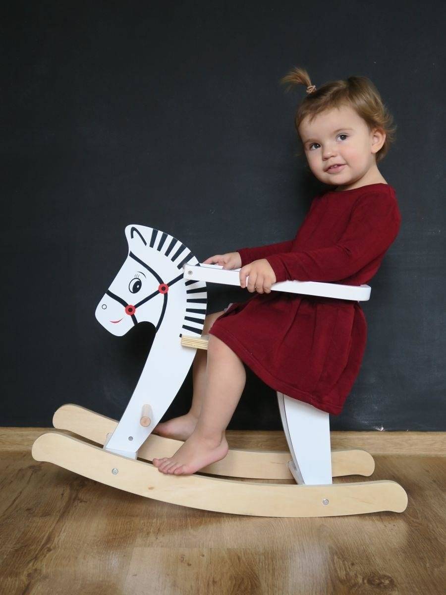 Gyngehest af træ med rækværk K11