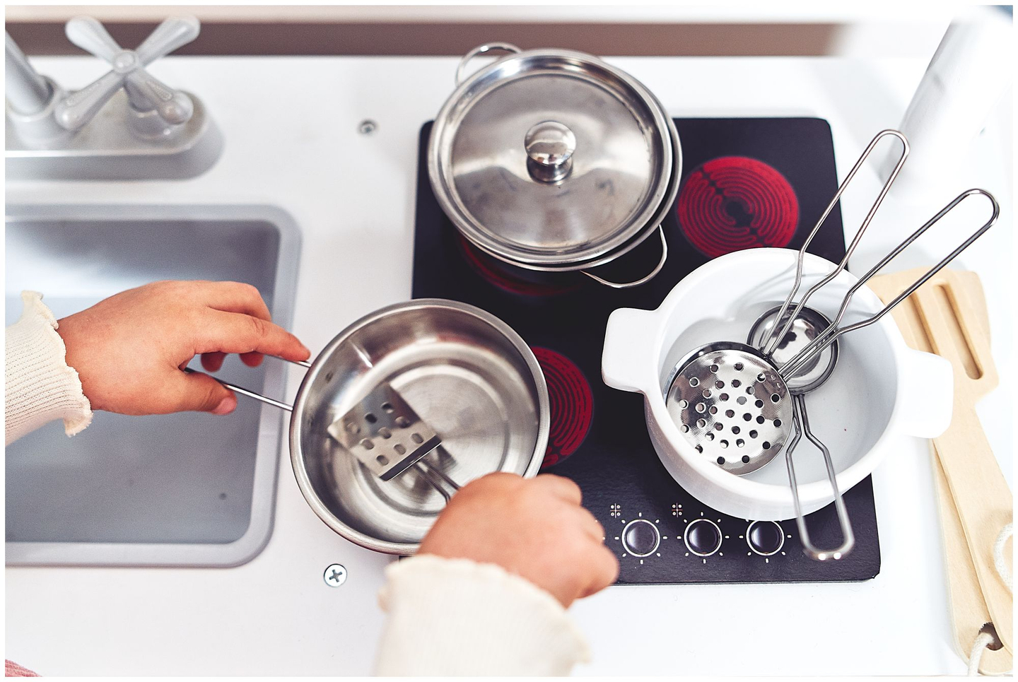 Stort hvidt køkkentilbehør og forklæde i træ