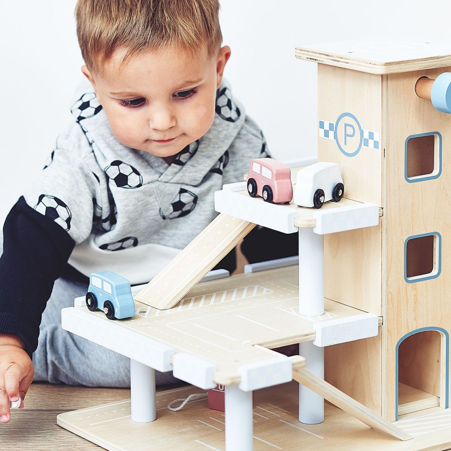 Træparkering i tre etager med elevator - garage med biler og helikopter