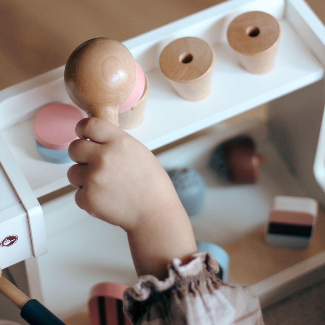 Isbar i træ med kaffemaskine - kaffebar med tilbehør