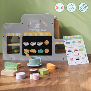 En stor isbar i træ med magnettavle, kaffemaskine og is- og dessertsæt - over 70 dele!