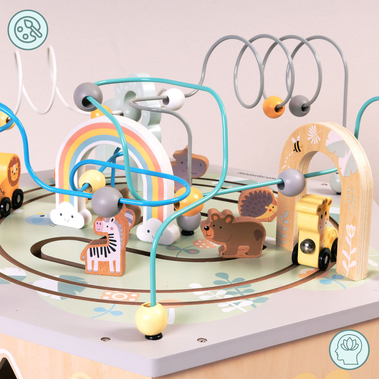 Stor træpædagogisk terning - et Montessori-legetøj med et magnetisk tog og motorløkker