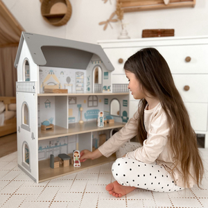 Hvidt dukkehus i træ med terrasse og tilbehør