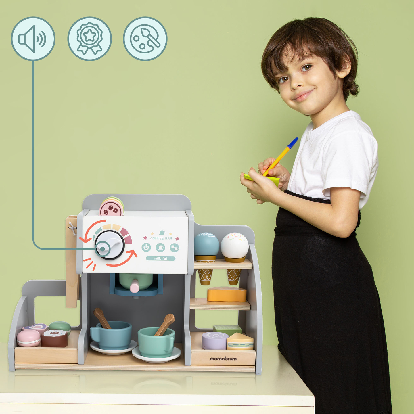 En stor isbar i træ med magnettavle, kaffemaskine og is- og dessertsæt - over 70 dele!